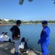 Aipda Haerul Umam Menghimbau Kepada Masyarakat Pengunjung Yang Lagi Duduk Di Pinggir Pantai Selalu Jaga Kebersihan