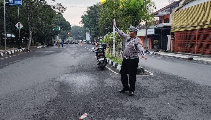 Polres Lamongan Ajak Pengunjung Minggu Ceria (Mince) Laporkan Tindak Premanisme Melalui Call Center 110 dan Nomor Wa Kapolres Lamongan