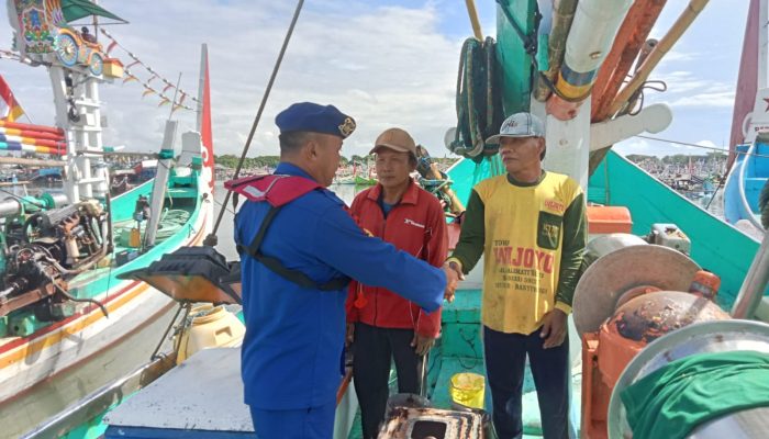 Bripka I Wayan Wedhana Giat Patroli Binmas Serta Memberikan Sosialisasi Kepada Masyarakat Nelayan