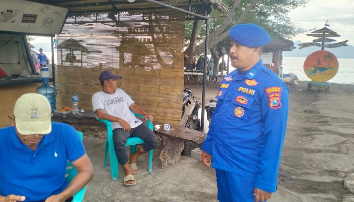Aipda Haerul Umam Menghimbau Kepada Masyarakat Pengunjung Untuk Selalu Berhati Hati Di Saat Bermain Dipinggir Pantai