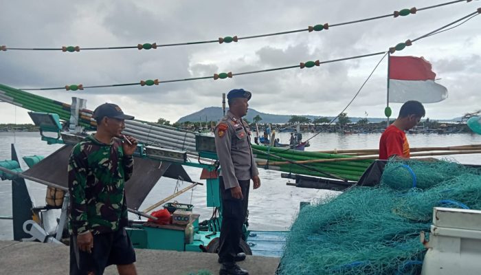 Bripka I Wayan Lakukan Pemeriksaan Terhadap Jaring Milik Nelayan Ini Himbauan Kapos Unit Muncar