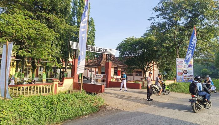 Personil Polres Lamongan Bantu Pengaturan Lalu Lintas di Depan Sekolah dan Titik Rawan Kemacetan