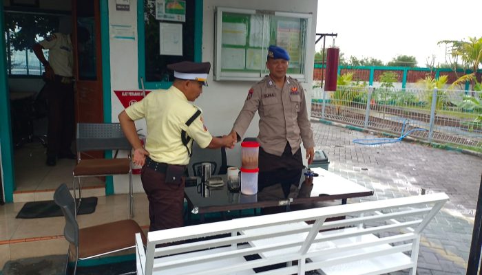 Bripka I Nyoman Suma Berikan Himbauan Kepada Security Serta Karyawan Gardu Induk Untuk Selalu Mengunakan Alat Keselamatan Kerja