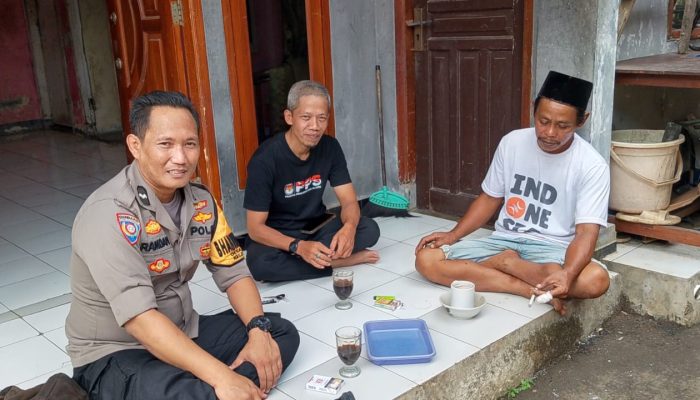 Jalin Kedekatan Dengan Masyarakat, Bhabinkamtibmas Polsek Cijeruk Sambangi Warga Beri Himbauan Kamtibmas