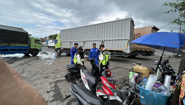 Aiptu I Gede Eka Giat Patroli Pemantauan Truk Yang Keluar Masuk Pelabuhan ASDP Ketapang Banyuwangi