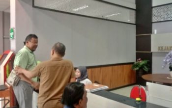 Ketua umum LSM GERAH bersama Ketua Harian saat di kantor Kejaksaan Negeri Sidoarjo