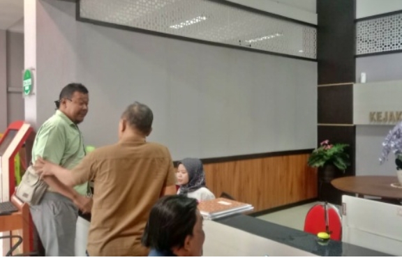 Ketua umum LSM GERAH bersama Ketua Harian saat di kantor Kejaksaan Negeri Sidoarjo