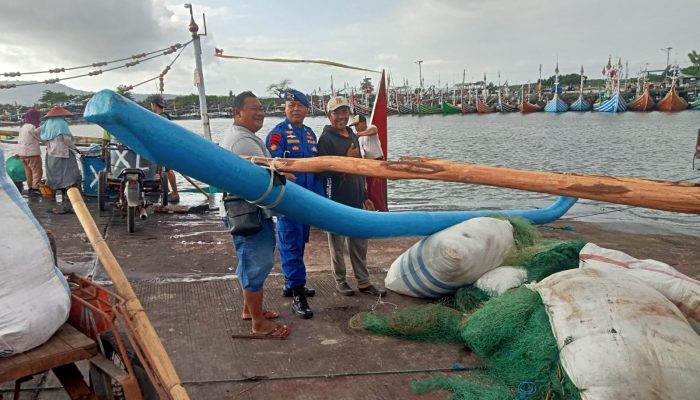 Bripka Wayan Wedhana Giat Patroli Di Area Pelabuhan Muncar