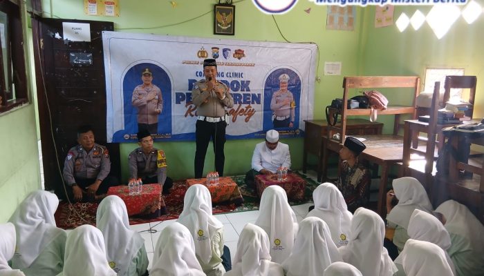 Polres Pelabuhan Tanjung Perak Gelar Coaching Clinic “Pondok Pesantren Road Safety” di Ponpes Miftahul Ulum