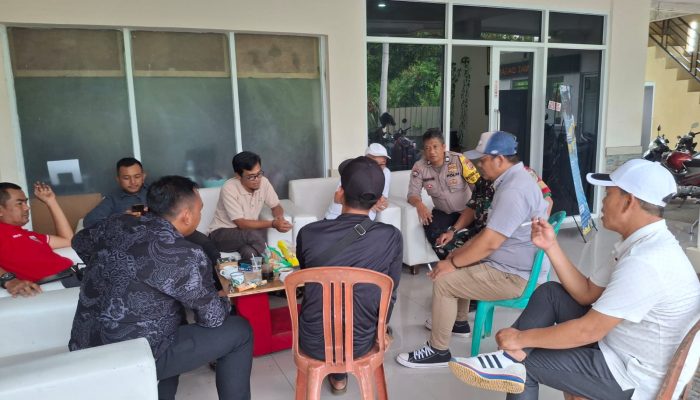 Bhabinkamtibmas Polsek Babakan Madang Sinergi dengan TNI Jalin Kedekatan Bersama Warga Desa Binaan