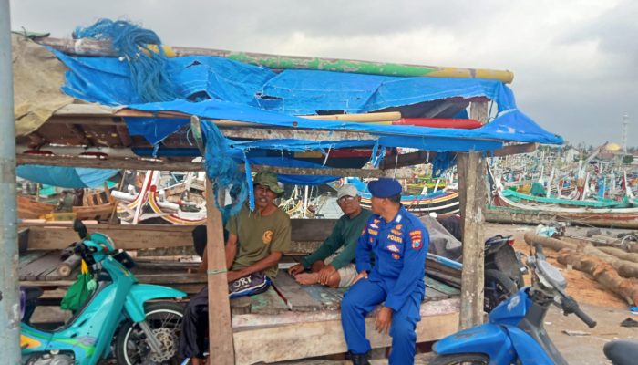 Bripka I Wayan Wedhana Menghimbau Kepada Masyarakat Buruh Angkut Untuk Selalu Mengunakan Alat Keselamatan Kerja
