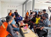 Personel Satpolairud Bersama Tim Gabungan Mengevakuasi Kapal Yang Terdampar Di Pesisir Pantai Kelapa Kembar