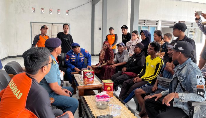 Personel Satpolairud Bersama Tim Gabungan Mengevakuasi Kapal Yang Terdampar Di Pesisir Pantai Kelapa Kembar