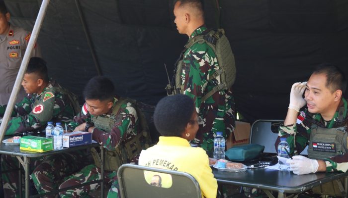 Upaya Meningkatkan Kualitas Kesehatan Satgas Yonif 726/VYS Menyelenggarakan Pengobatan Masal