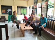 Bhabinkamtibmas Polsek Parung Bersinergi dengan TNI Menjalin Kedekatan Dengan Masyarakat Desa Binaan 