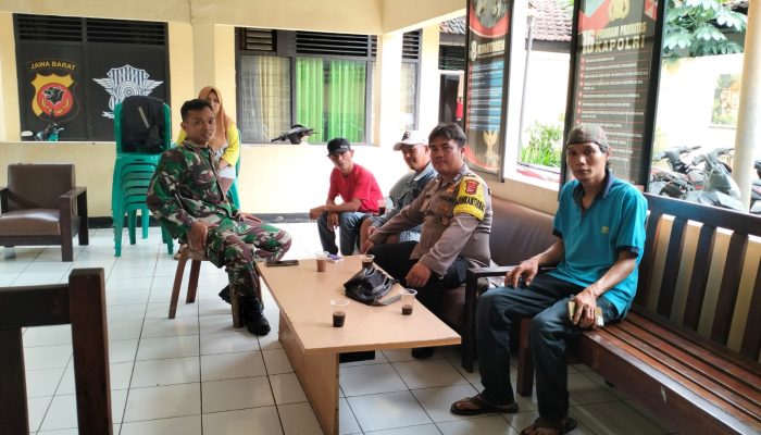 Bhabinkamtibmas Polsek Parung Bersinergi dengan TNI Menjalin Kedekatan Dengan Masyarakat Desa Binaan 