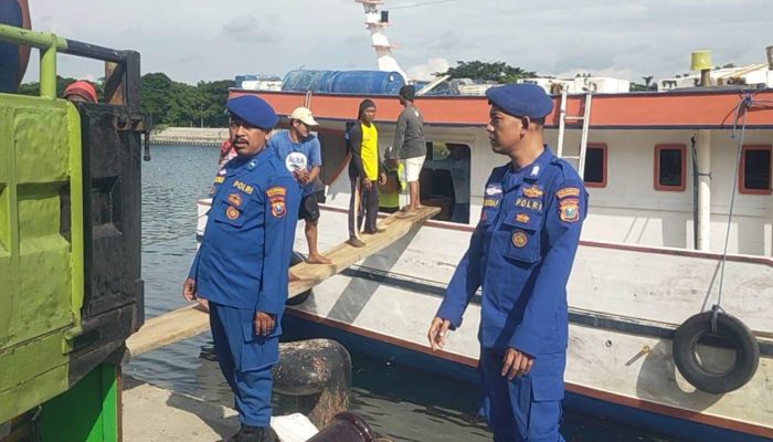 Aipda Haerul Umam Ingatkan Para Nelayan Yang Lagi Lego Jangkar Untuk Selalu Menggunakan Alat Keselamatan Kerja
