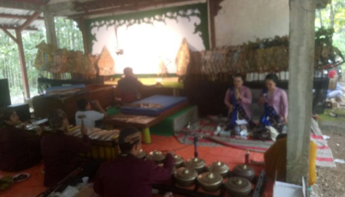 Sedekah Bumi Dusun Gandang Desa Girik Kecamatan Ngimbang Dimeriahkan Pagelaran Wayang Kulit