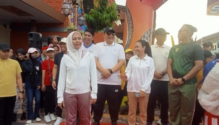 Wali Kota Mojokerto Berangkatkan Ribuan Peserta Jalan Sehat Mayday Is Colaboration Day 2025