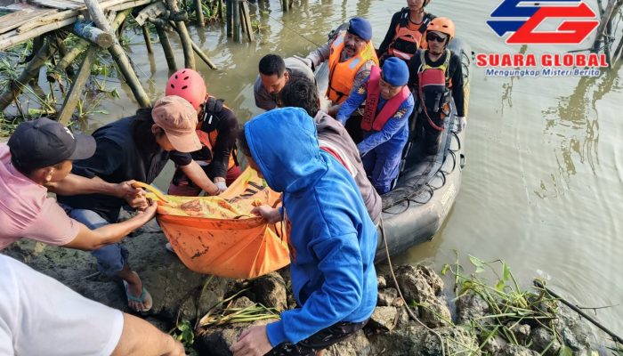 Satpolairud Polres Lamongan Bersama Tim SAR Berhasil Temukan Korban Nelayan yang Hilang di Perairan Brondong Lamongan