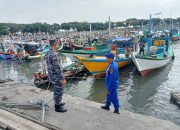 Bripka I Wayan Wedhana Menghimbau Kepada Para Nelayan Untuk Selalu Mengunakan Alat Keselamatan Berlayar