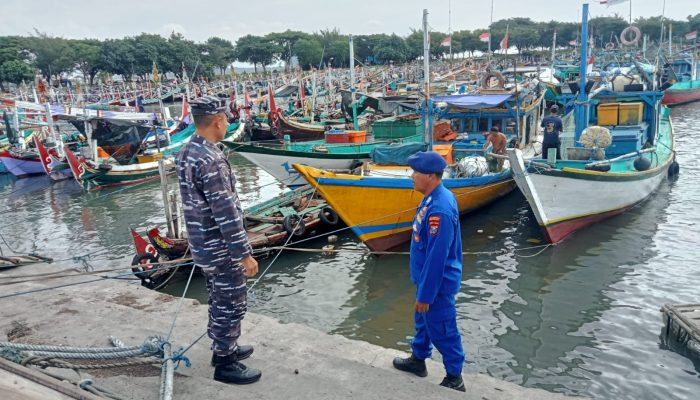 Bripka I Wayan Wedhana Menghimbau Kepada Para Nelayan Untuk Selalu Mengunakan Alat Keselamatan Berlayar