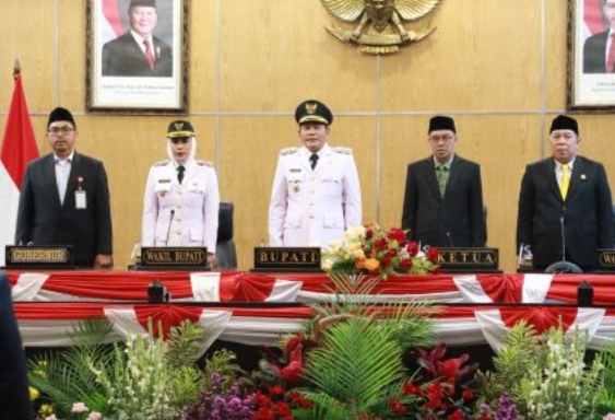 Penyampaian visi misi Bupati dan Wakil Bupati Sidoarjo di Sidang paripurna DPRD kabupaten Sidoarjo pada 4 Maret 2025