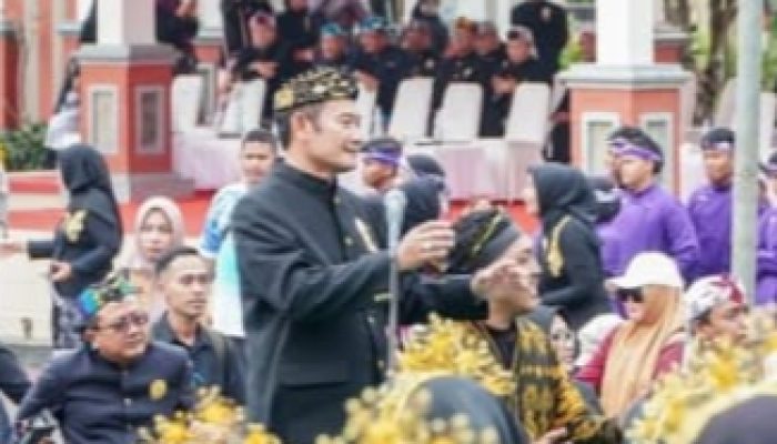 Pemkab Lamongan Mempenringati Hari Hardiknas Dan Memberikan Penghargaan