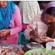 Kegiatan Warga Paciran Mengupas Rajungan (Nguplik) Di Lamongan