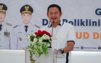 Bupati Lamongan DR. H. Yuhronur Efendi, MBA, MEK