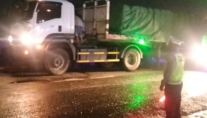 Personel Polsek Babat Tanggap, Atur Lalu Lintas Usai Truk Trailer Rusak di Jl Raya Lamongan-Babat