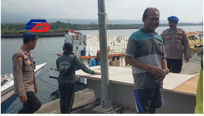 Personel Satpolairud Resta Banyuwangi Lakukan Pemeriksaan Dokumen Serta Mengingatkan Kepada Buruh Angkut 