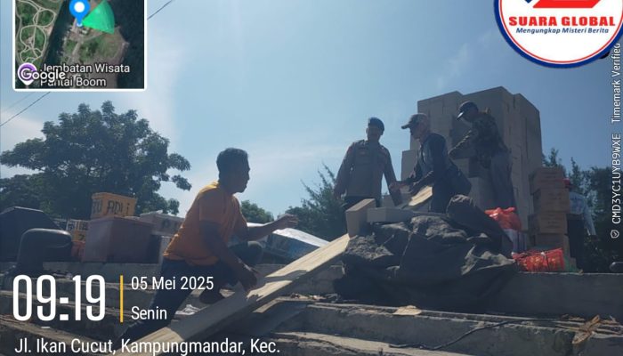 Aipda Haerul Umam Giat Patroli Serta Pemantauan Langsung Kepada Buruh Angkut Yang Bongkar Muat Di Pelabuhan Marina Boom