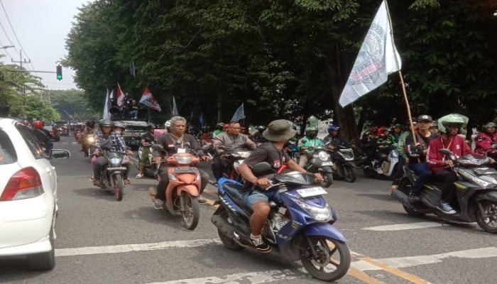Ojek Online Seluruh Surabaya Melakukan Demontrasi