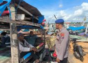 Bripka I Wayan Wedhana Giat Patroli Serta Mengingatkan Kepada Para Nelayan Untuk Selalu Mengunakan Alat Keselamatan Di Saat Aktivitas Melaut