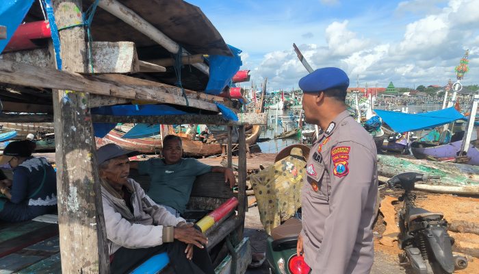 Bripka I Wayan Wedhana Giat Patroli Serta Mengingatkan Kepada Para Nelayan Untuk Selalu Mengunakan Alat Keselamatan Di Saat Aktivitas Melaut