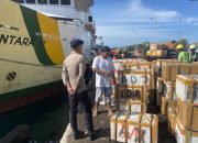 Personel Satpolairud Resta Banyuwangi Menghimbau Nahkoda Kapal Nusantara Tingkatkan Kewaspadaan Pada Cuaca Extrim