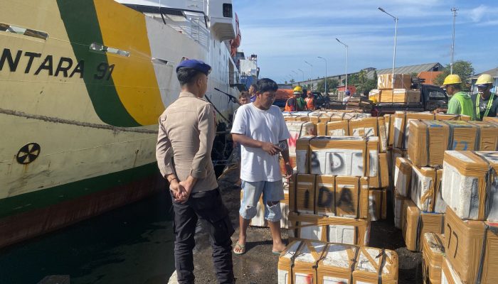 Personel Satpolairud Resta Banyuwangi Menghimbau Nahkoda Kapal Nusantara Tingkatkan Kewaspadaan  Pada Cuaca Extrim