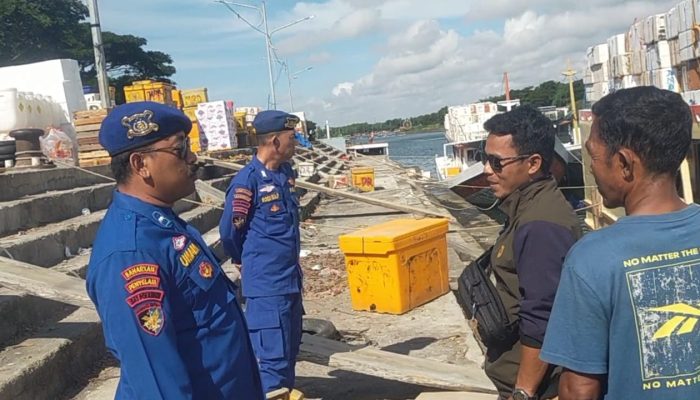 Aipda Haerul Umam Giat Patroli Serta Mengingatkan Crew Kapal Untuk Selalu Mengunakan Alat Keselamatan Kerja