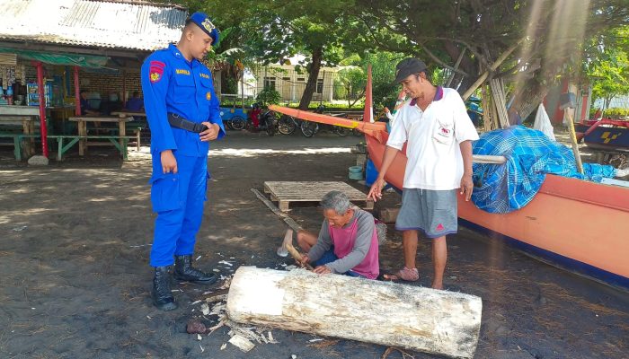 Bripka I Nyoman Suma Berikan Himbauan Penyedia Jasa Serta Wisatawan Agar Selalu Memperhatikan Keselamatan Dipinggir Pantai
