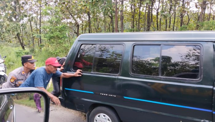 Polsek Ngimbang Atasi Kemacetan Akibat di Kawasan Letter S Kambangan