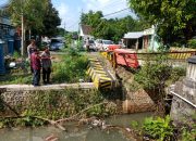 Tindak Cepat Kapolsek Ngimbang  Bersana PUBM Perbaiki Jembatan Rusak di Jalan Ngimbang-Bluluk