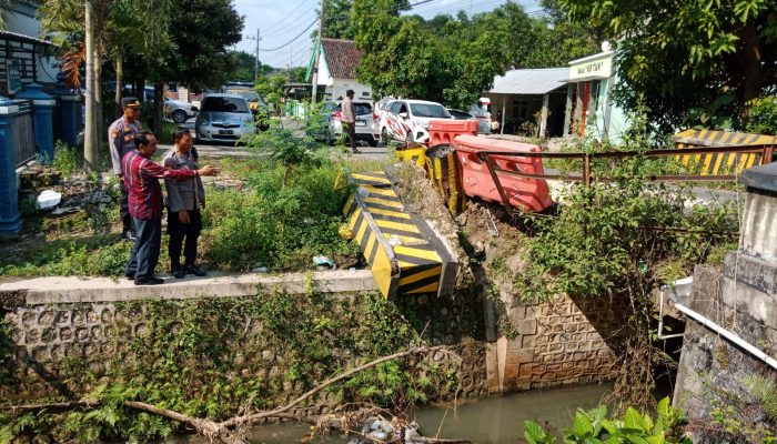 Tindak Cepat Kapolsek Ngimbang  Bersana PUBM Perbaiki Jembatan Rusak di Jalan Ngimbang-Bluluk