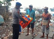 Bripka I Wayan Wedhana Lakukan Patroli Serta Pembinaan Kepada Para Nelayan Dikawasan Dermaga Pelabuhan Muncar