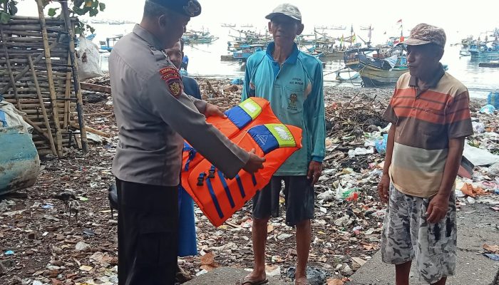 Bripka I Wayan Wedhana Lakukan Patroli Serta Pembinaan Kepada Para Nelayan Dikawasan Dermaga Pelabuhan Muncar