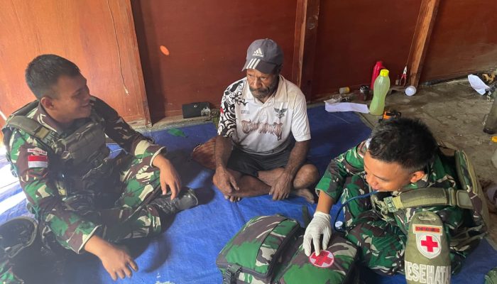Satgas Yonif 521/DY Berikan Sosialisasi dan Layanan Kesehatan Bagi Warga Distrik Benawa