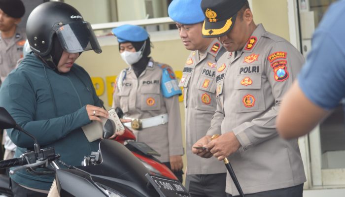 Kapolres Lamongan Laksanakan Sidak Gaktibplin kepada Personel