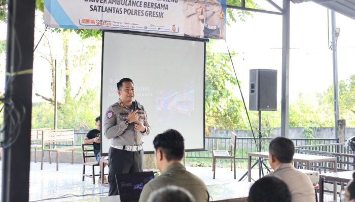 Satlantas Polres Gresik Sosialisasi Safety Driving sambil Ngopi Bareng Driver Ambulans