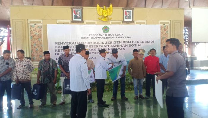 Penyerahan Simbolis Jerigen BBM Bersubsidi beserta Kartu BPJS Ketenagakerjaan Bagi Nelayan Digelar di Pamekasan