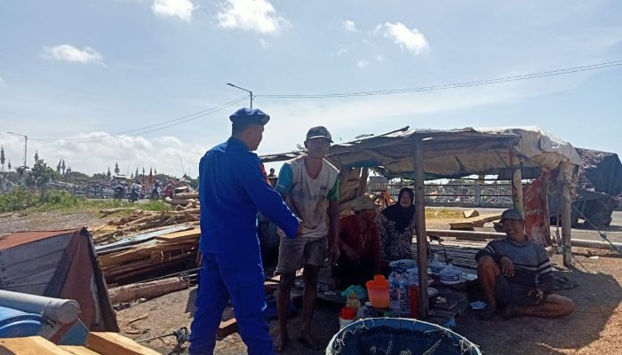 Bripka | Wayan Wedhana Giat Patroli Serta Berikan Edukasi Langsung Kepada Pelaku Usaha Perikanan Di Wilayah Pelabuhan Muncar